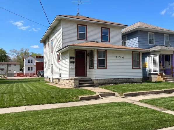 704 W 1st St, Waterloo, IA 50701