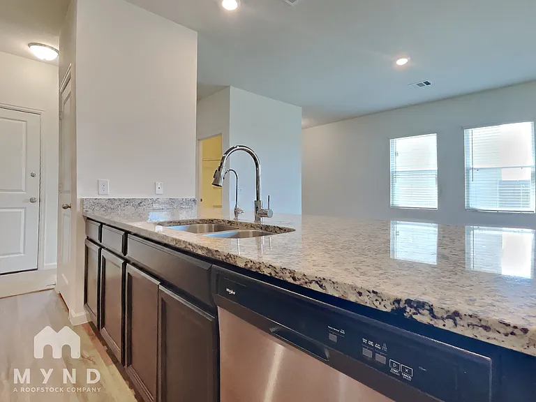 1056 Banyon Tree Ln — Photo 3