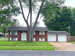 1460 Fox Run Dr, Florissant, MO 63033