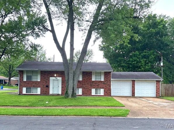 1460 Fox Run Dr, Florissant, MO 63033