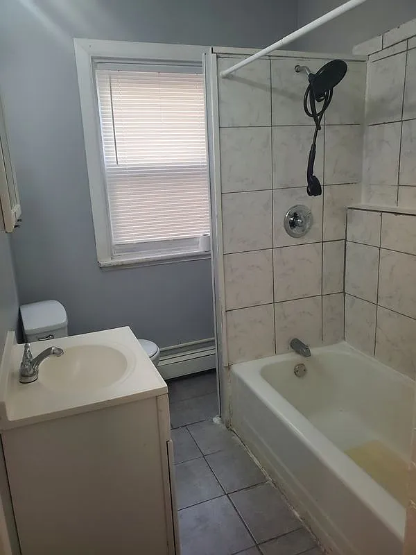 3 bed, 1.0 bath, 876 sqft, $1,900 — Photo 2