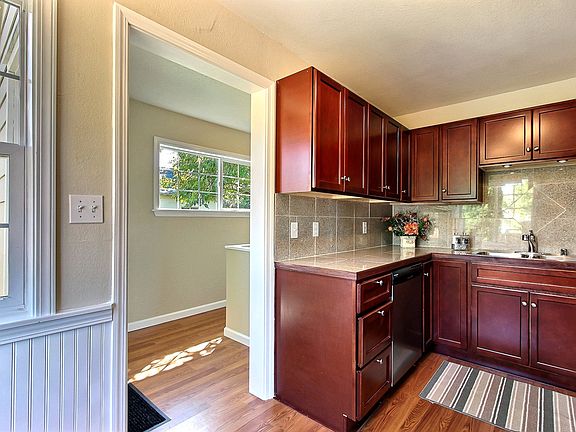 4th image of 6103 Yakima Ave