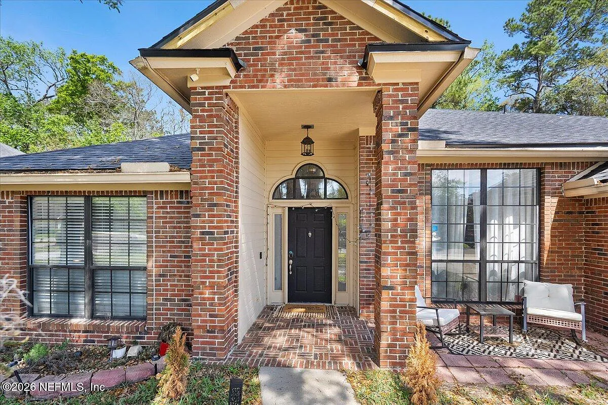 4 bed, 2.0 bath, 2205 sqft, $2,600 — Photo 2