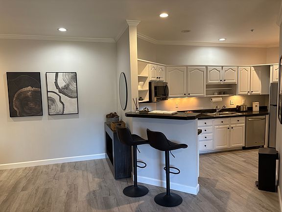 3rd image of 1400 E Valley Rd Unit 215