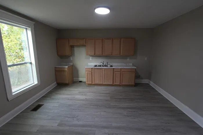 3 bed, 1.0 bath, 1249 sqft, $1,650 — Photo 4