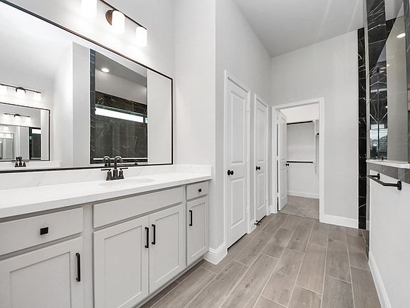 Crockett Primary Bathroom