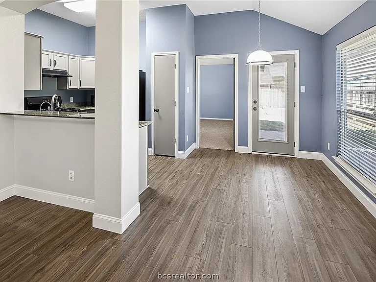 916 Crested Point Dr — Photo 6