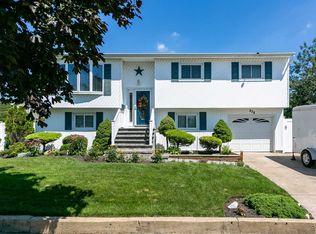 428 Nevada St, Lindenhurst, NY 11757