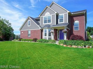 30029 Magnolia Dr, New Hudson, MI 48165