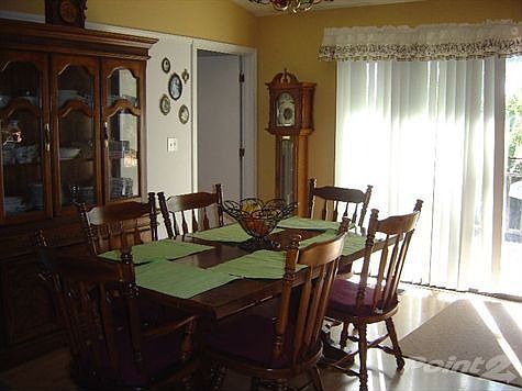 Spacious dining area - great for entertaining