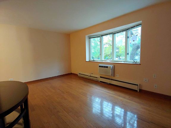 3rd image of 5920 N Kenmore Ave APT 202