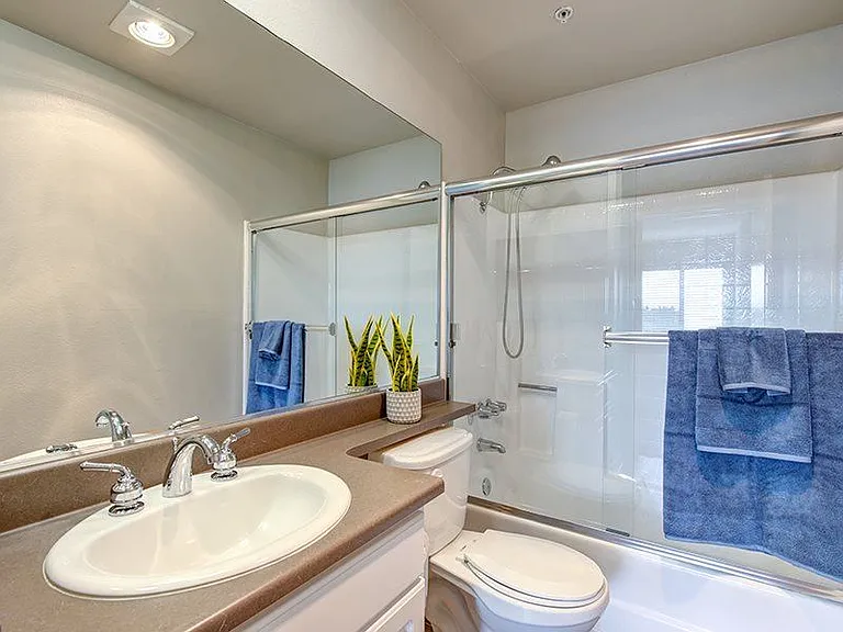 Vue at Laurel Canyon — Photo 13