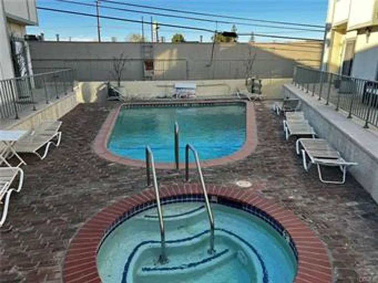22865 Del Valle St #6 — Photo 28