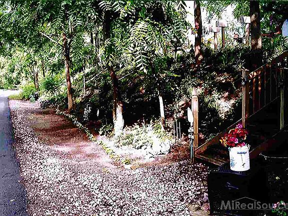 4th image of 2484 Fox Hills Dr