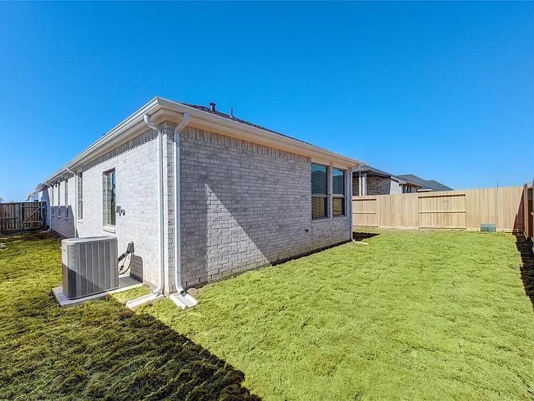 4203 Maple Glen Dr — Photo 32