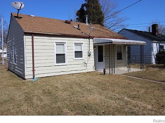 3rd image of 18704 Roscommon St