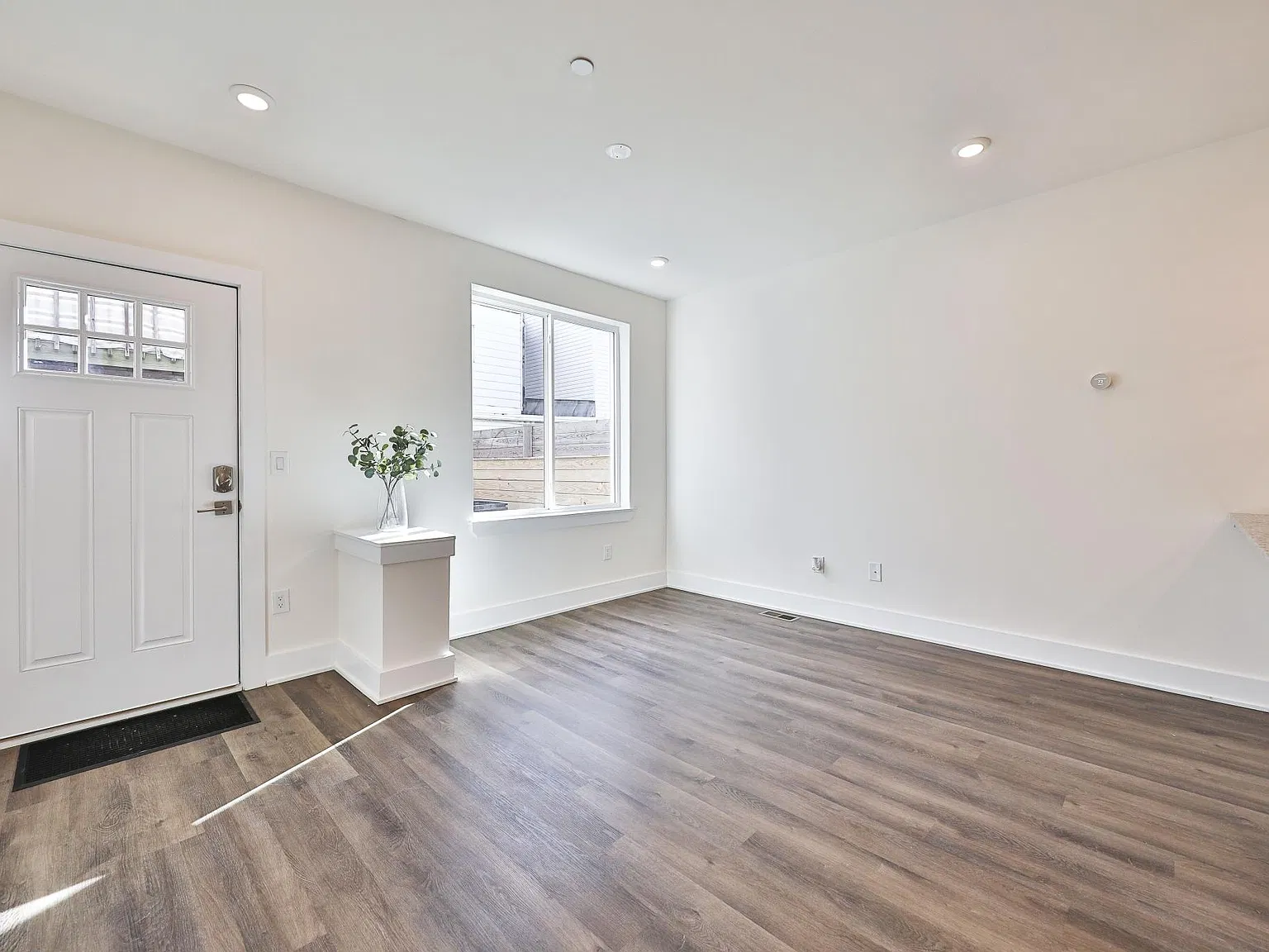 3 bed, 1251 sqft, $2,300 — Photo 3