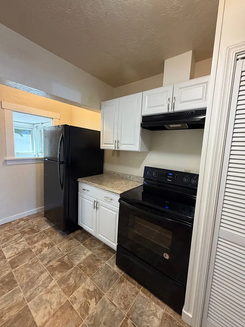 Vintage 1-Bedroom Duplex with Large Fenced Yard 3 miles from OIT and Sky Lakes Medical Center — Photo 3