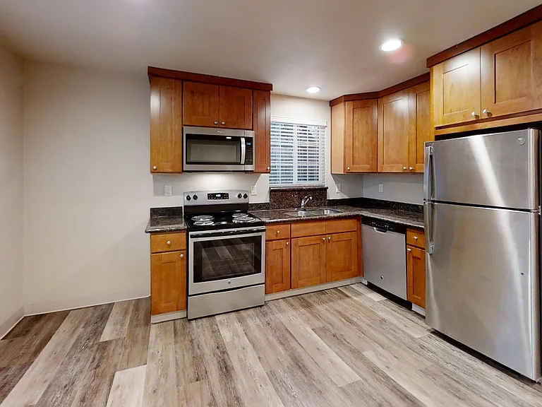 Sunset Court Apartments — Photo 5