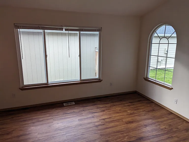 105th Pl NE — Photo 4