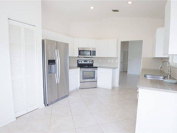 3rd image of 1075 Goldenrod Cir NE