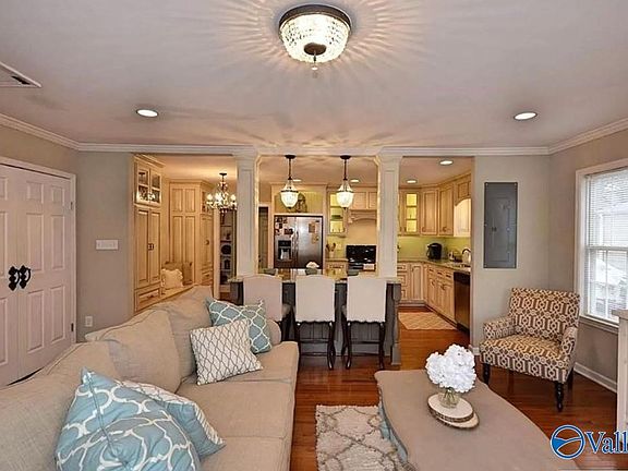 3rd image of 2719 Thornton Cir SW