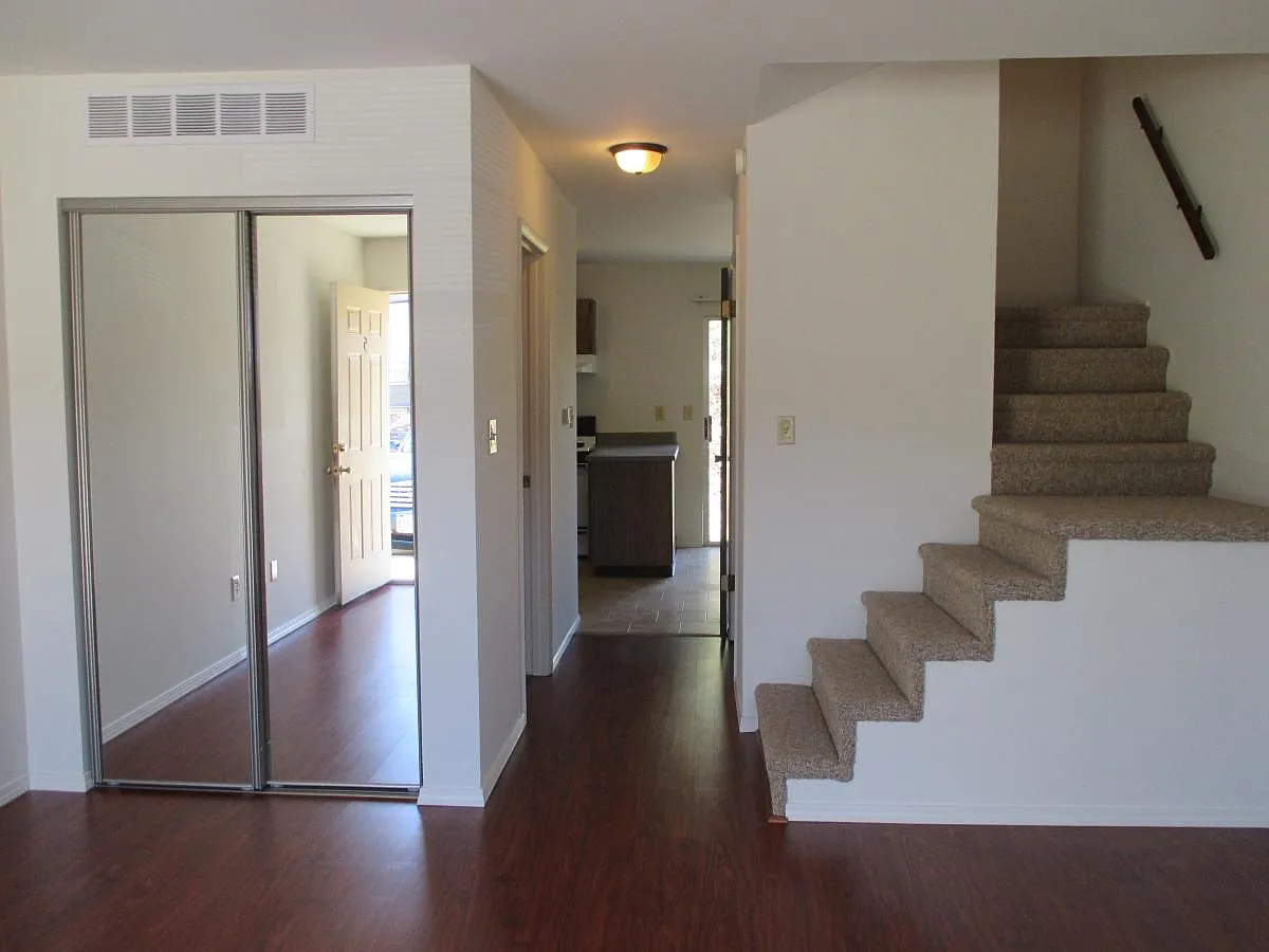 2 bed, 1.5 bath, 1100 sqft, $890 — Photo 1