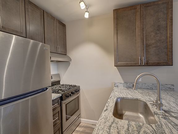 3rd image of 2215 W Cary St APT A