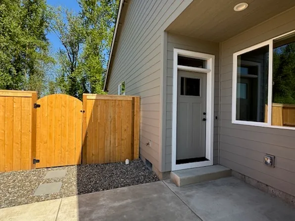 634 Parker Loop, Silverton, OR 97381