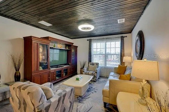 6 bed, 2.0 bath, 2100 sqft, $3,800 — Photo 3