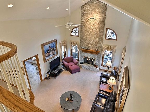 4th image of 830 Emerald Ct