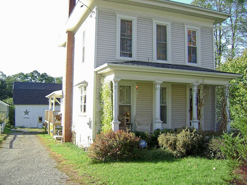 Two story colonial w/2story barn/garage