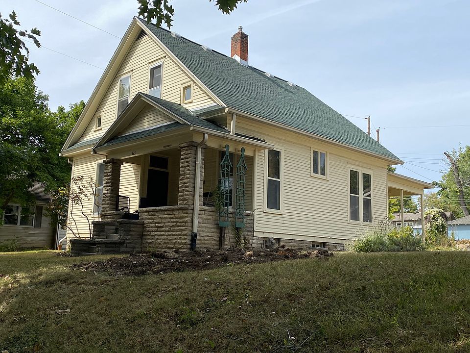 Welcome to 715 E. 10th Street! Lovely, spacious 4-bedroom 2-bath home, very close to Campus. Just 2 block from Luddy, 3 blocks from Kelley School & Library!