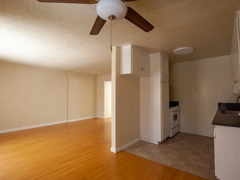 Coldwater Canyon Apartments — Photo 9
