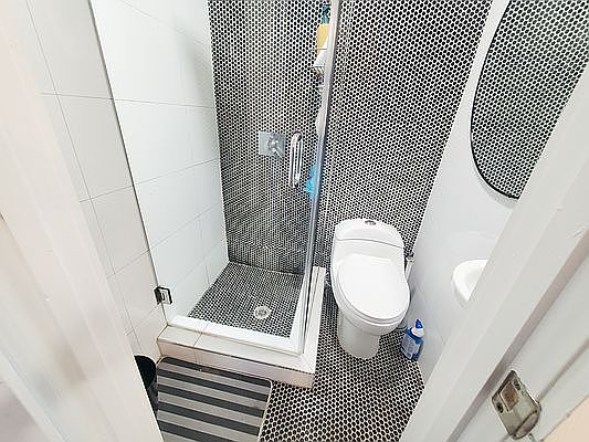 4th image of 414 Rogers Ave #2R
