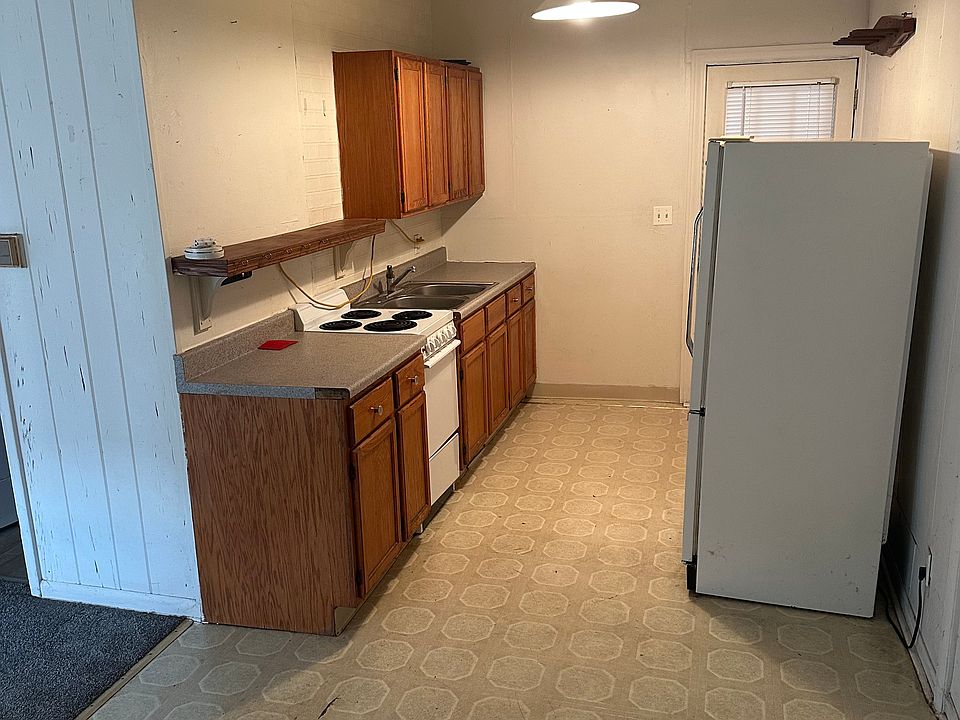 2nd image of 218 E River St