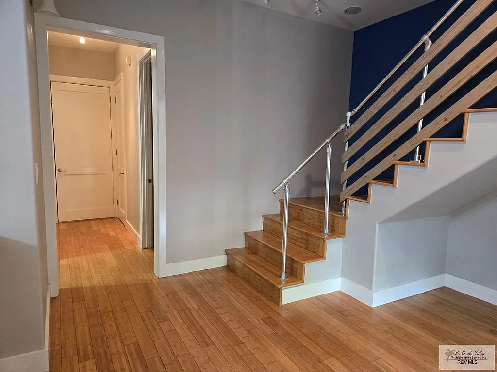 Building Photo - 524 Wildrose Ln #1