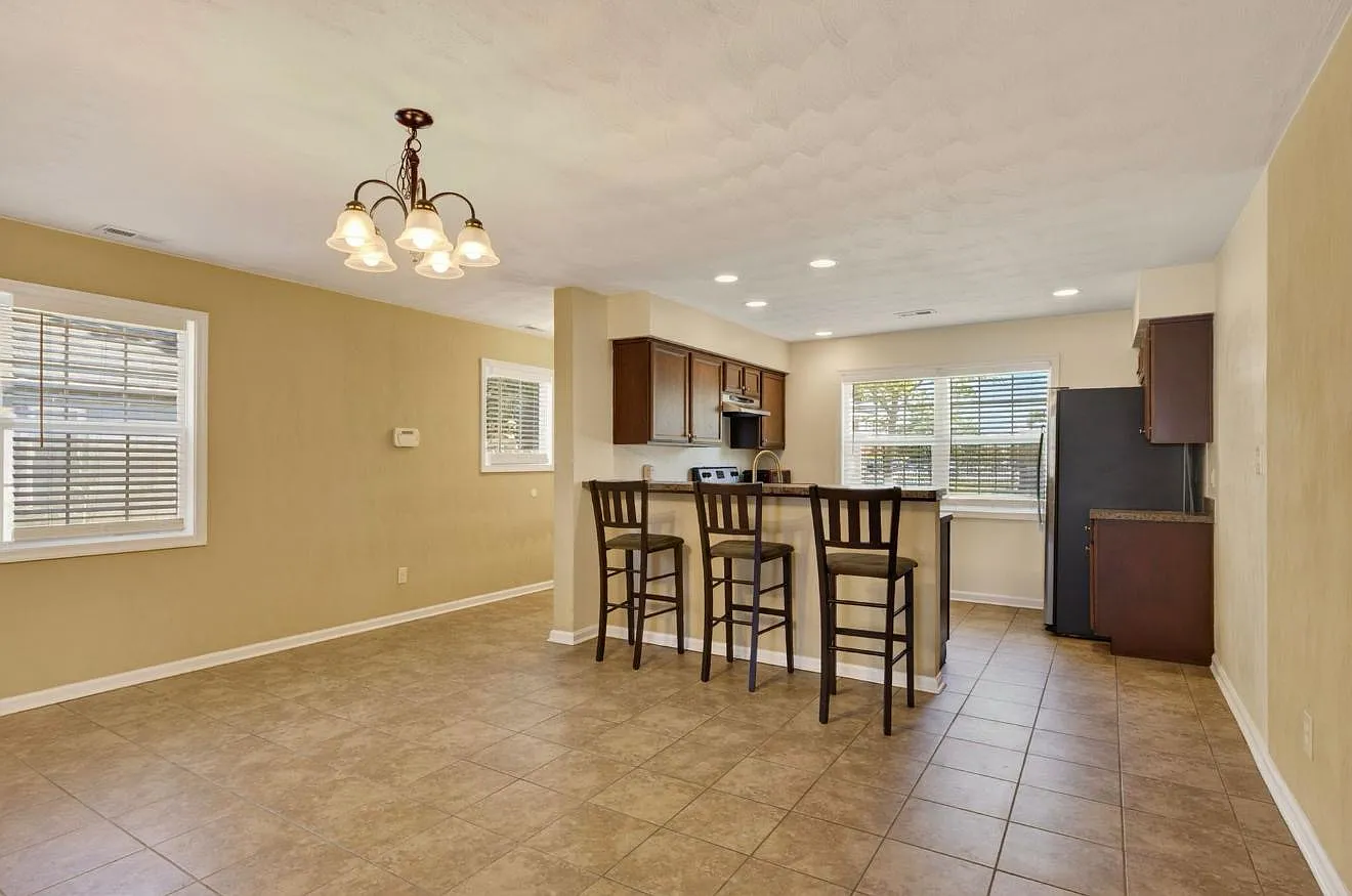 3 bed, 2.5 bath, 2058 sqft, $3,400 — Photo 2
