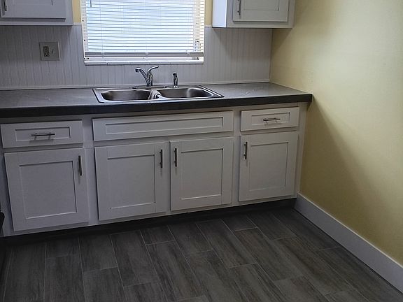 3rd image of 2920 Ashley Dr E APT F