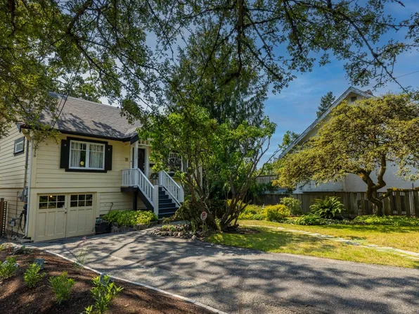 3358 Cook St, Saanich, BC V8X 1A8