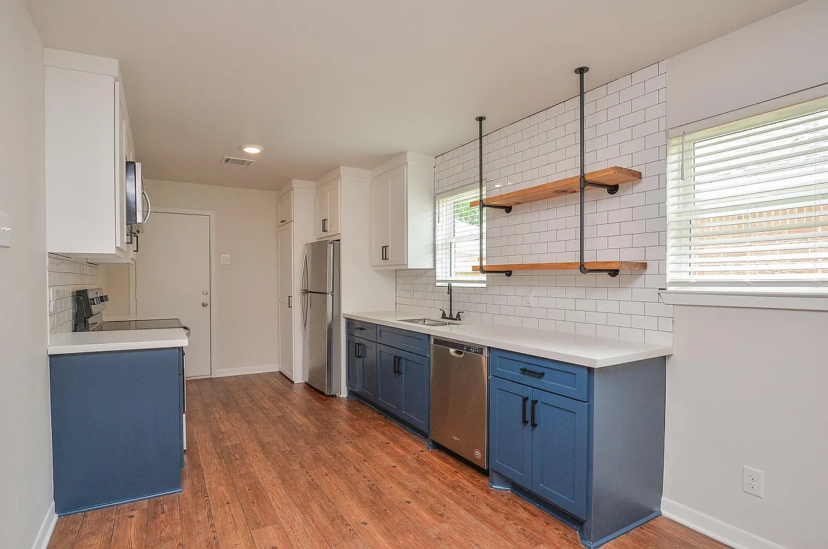 Kitchens are equipped with washer/dryer, stainless steel appliances, and silestone countertops. - 2501 McKee St