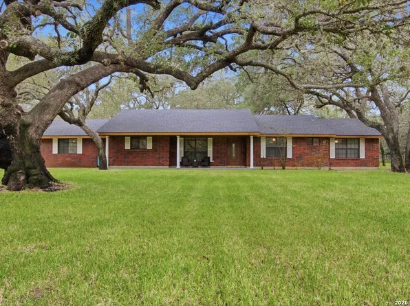 117 Oak Fields Dr, Floresville, TX 78114