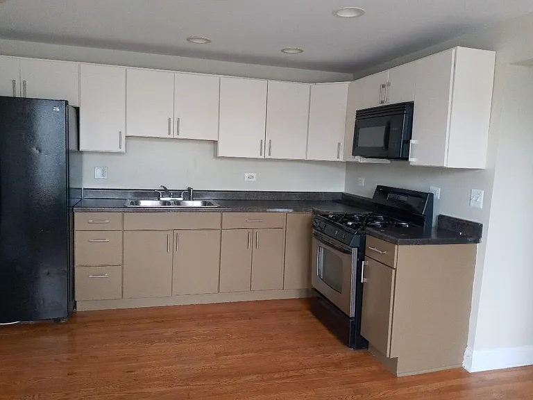 3317 W Division St #4 — Photo 1