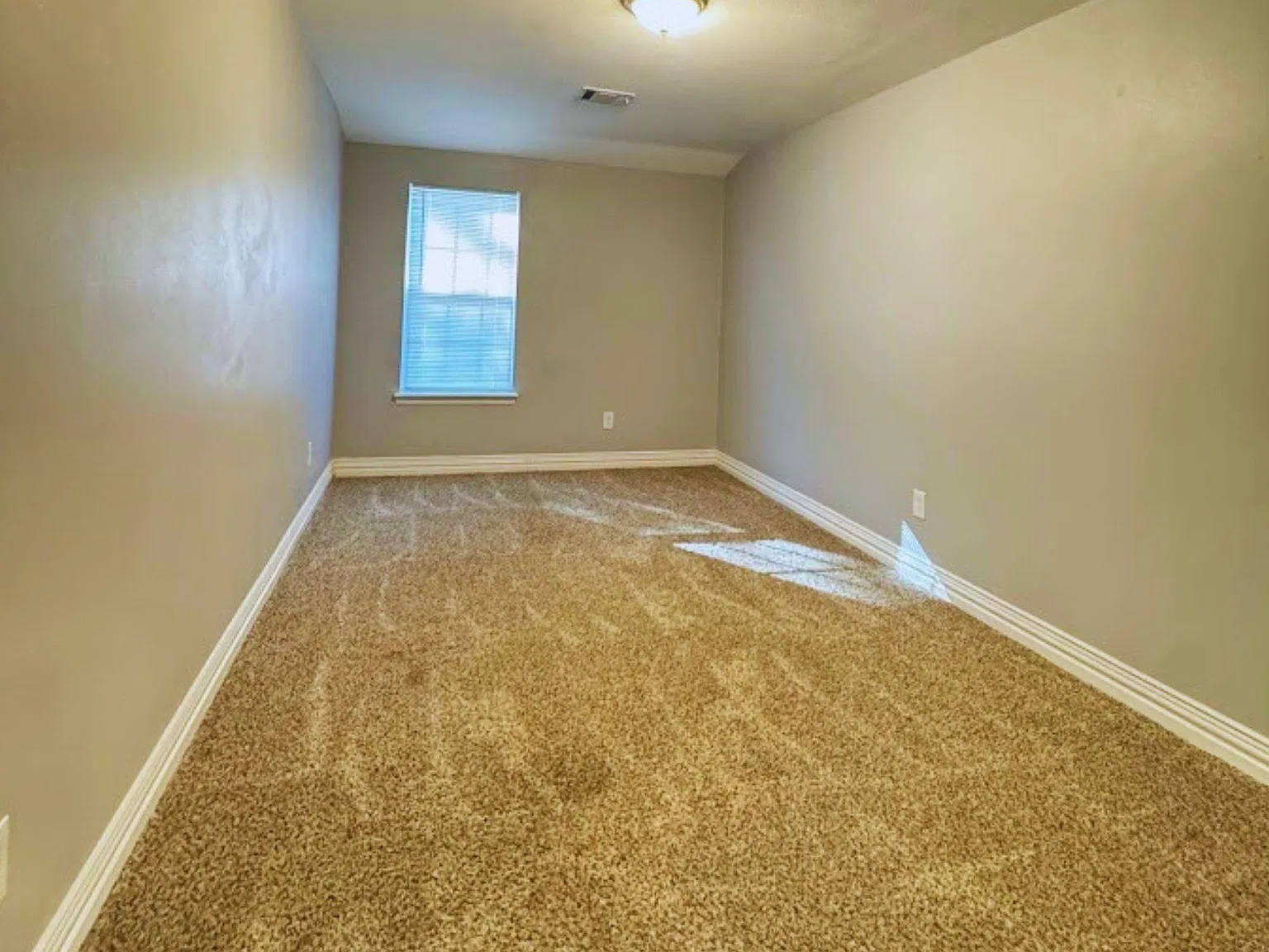 2 bed, 1.0 bath, 900 sqft, $900 — Photo 4