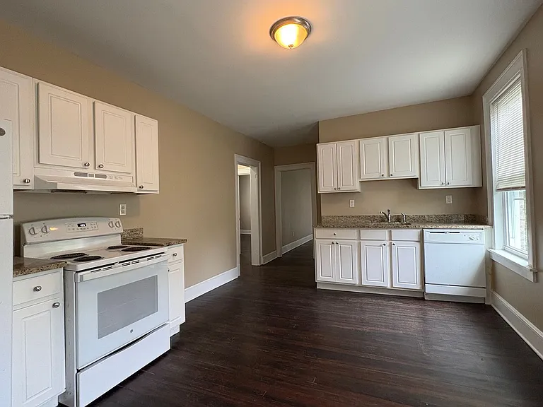 24 Oak - Blue Pod — Photo 2