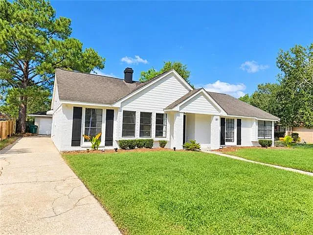 4 bed, 2.0 bath, 2059 sqft, $2,300 — Photo 2