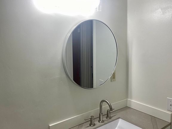 5th image of 810 S 11th St