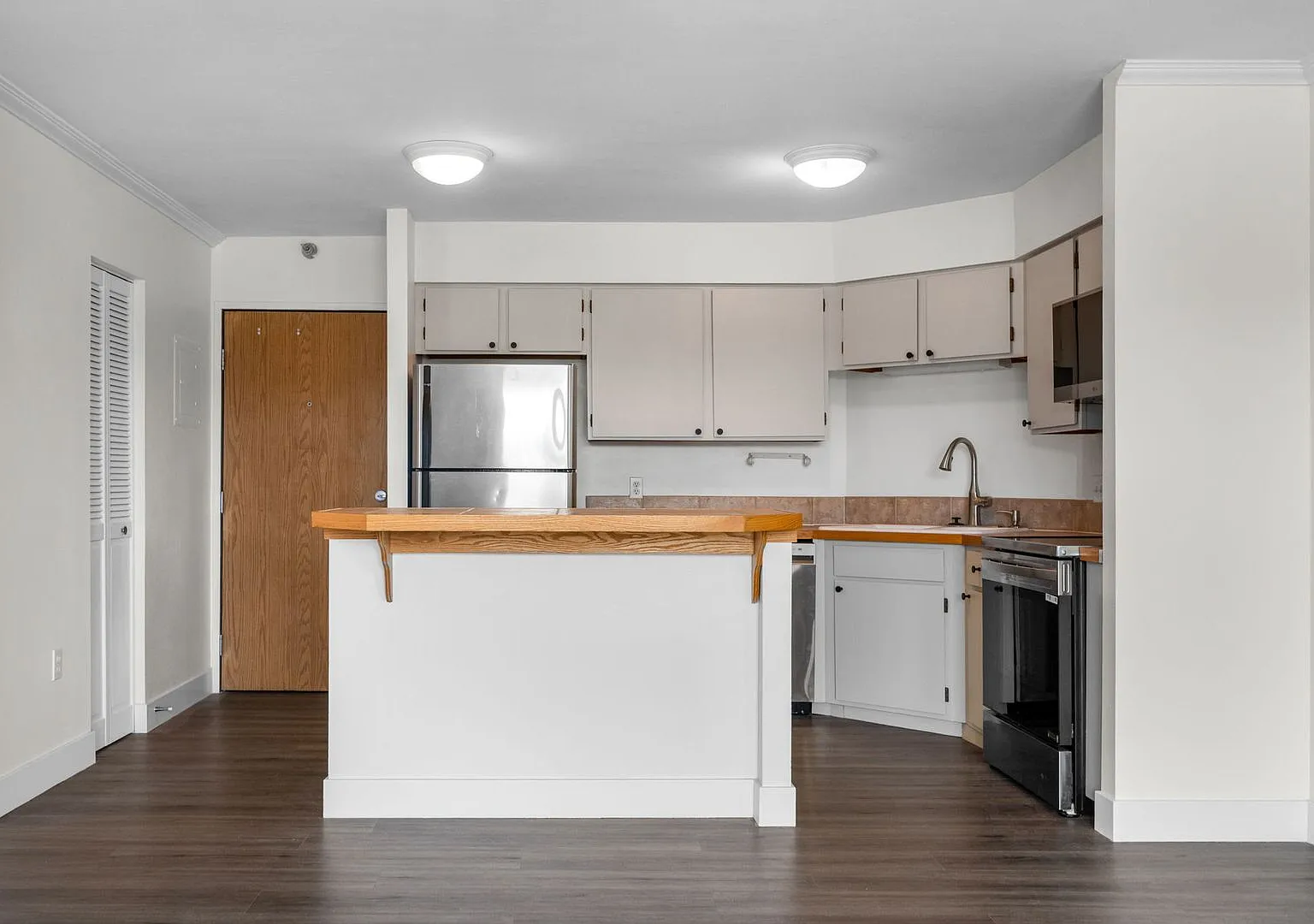 Spacious, Renovated Downtown Condo with Breathtaking Views of the City! — Photo 3