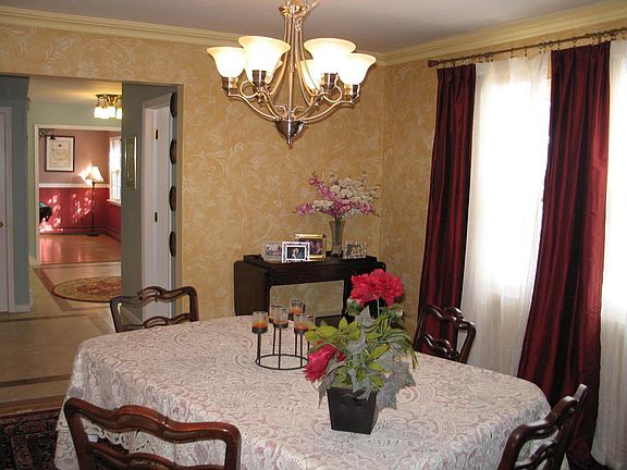 Elegant dining room wiht crown molding