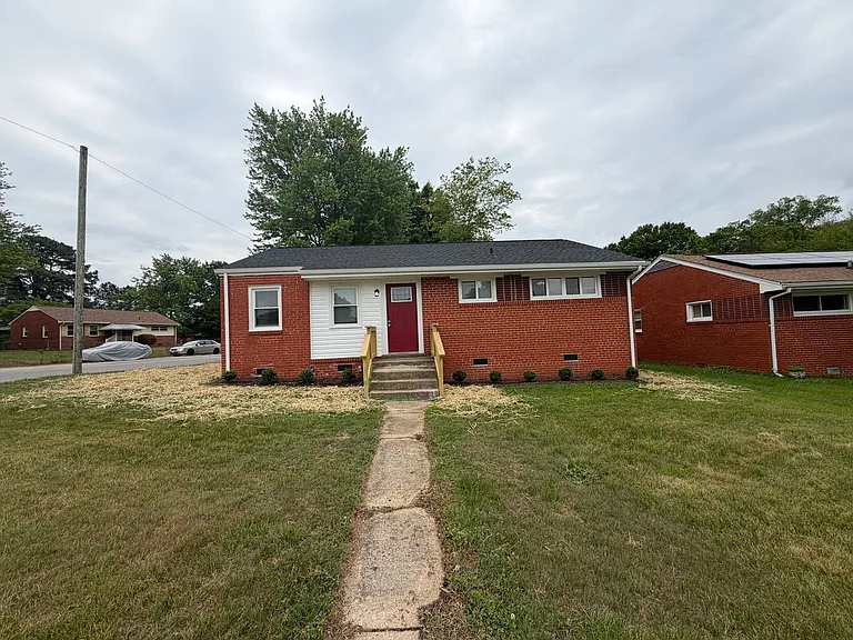 2100 Wright Ave — Photo 4